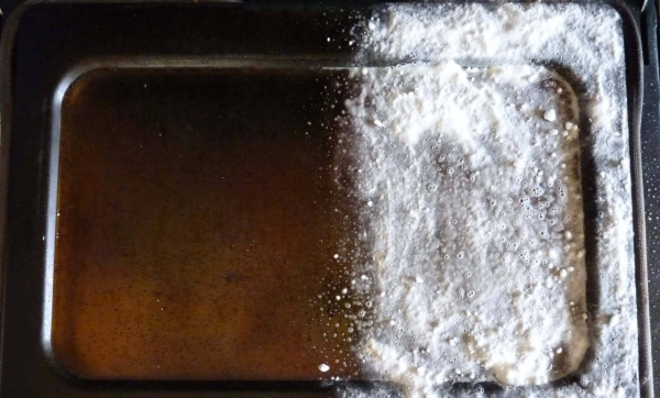 Чем можно отмыть противень от жира и пригоревшей еды: рабочие методы