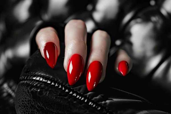 Красный маникюр 2024: модные тенденции и стильные идеи Красный маникюр 2024: модные тенденции и стильные идеи
