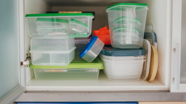 Какие 5 продуктов нельзя хранить в пластиковых контейнерах Какие 5 продуктов нельзя хранить в пластиковых контейнерах