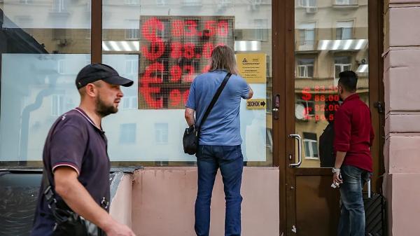 Курс доллара шокирует: стоит ли сейчас покупать валюту Курс доллара шокирует: стоит ли сейчас покупать валюту