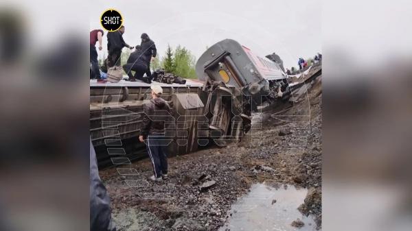 "Люди вылетали прямо в воду": Что известно о ЧП с пассажирским поездом в Коми