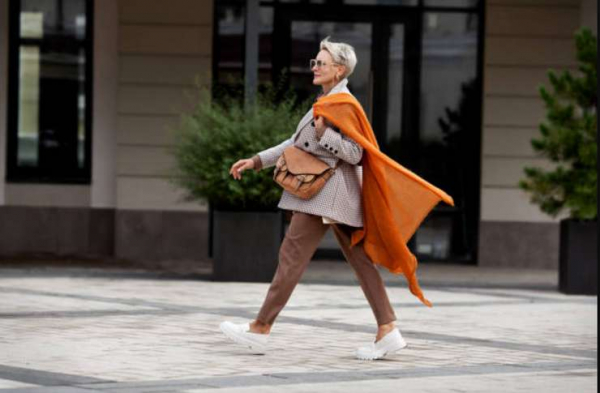Мода и тренды: подходят ли декольте и голый живот для возраста 45+ и почему балахон тоже плохо Мода и тренды: подходят ли декольте и голый живот для возраста 45+ и почему балахон тоже плохо