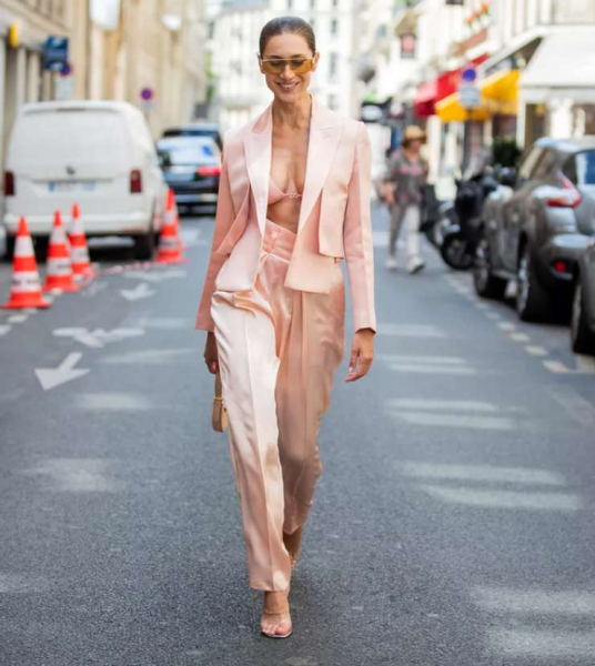 Пижама: куда, как и с чем ее носить этим летом, чтобы выглядеть на все сто Пижама: куда, как и с чем ее носить этим летом, чтобы выглядеть на все сто