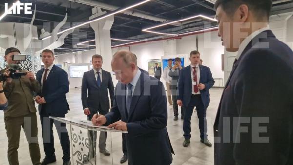 Путин оставил автограф во время посещения креативного кластера "Квартал труда" Путин оставил автограф во время посещения креативного кластера "Квартал труда"
