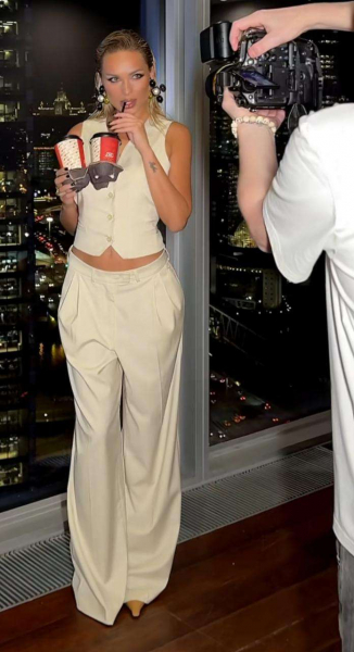 Самойлова в «голом», Бородина в кэжуал: майские образы отечественных звезд Самойлова в «голом», Бородина в кэжуал: майские образы отечественных звезд