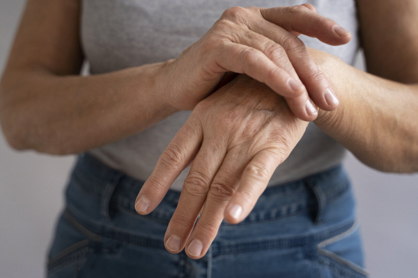 Почему по утрам отекают руки, ноги и появляются мешки под глазами Почему по утрам отекают руки, ноги и появляются мешки под глазами