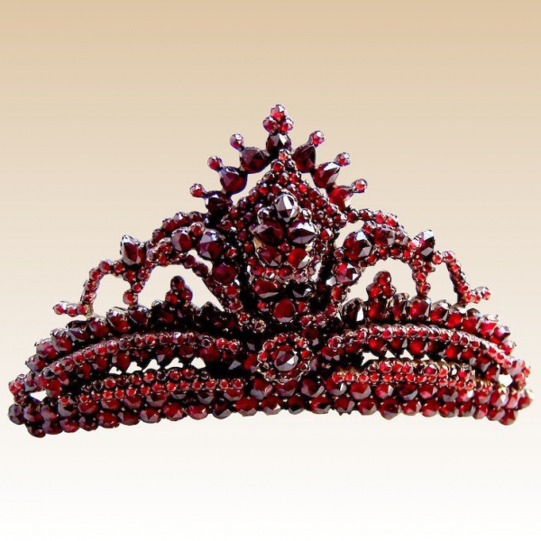 Гранатовый камень: описание с фото, свойства, кому подходит Гранатовый камень: описание с фото, свойства, кому подходит