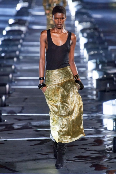 Майка-алкоголичка – актуальный тренд лета 2024 года