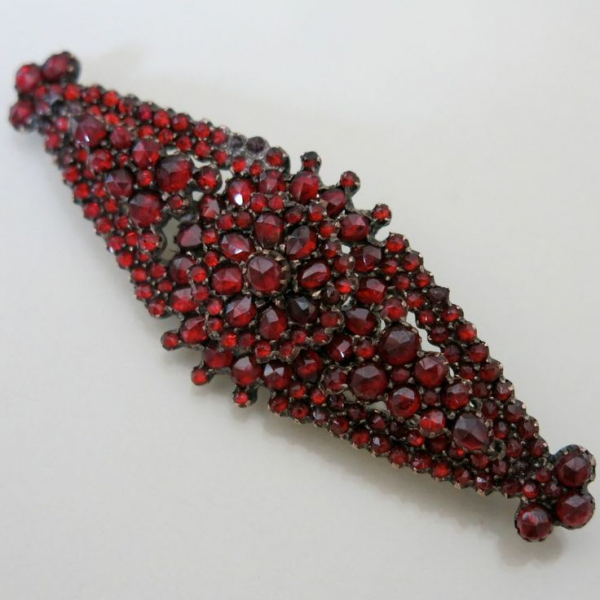 Гранатовый камень: описание с фото, свойства, кому подходит Гранатовый камень: описание с фото, свойства, кому подходит