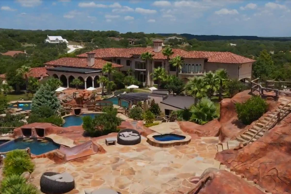 12 особняков и квартир звезд, которые выставили на продажу в 2024 году 12 особняков и квартир звезд, которые выставили на продажу в 2024 году