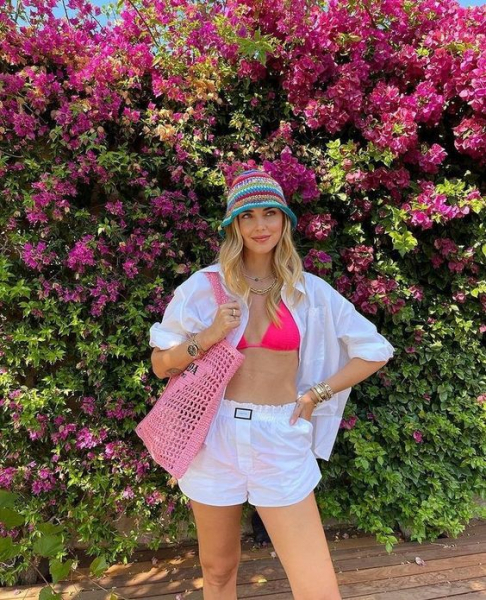 Как носить белую рубашку на пляже: советы и сочетания Как носить белую рубашку на пляже: советы и сочетания