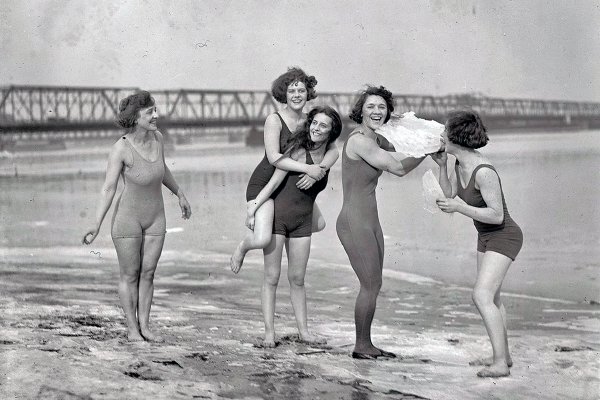 История купальников: за какие могли арестовать? Пляжная полиция и купальные платья История купальников: за какие могли арестовать? Пляжная полиция и купальные платья