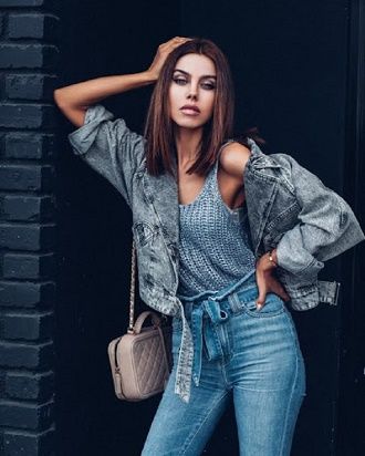 Майка-алкоголичка – актуальный тренд лета 2024 года