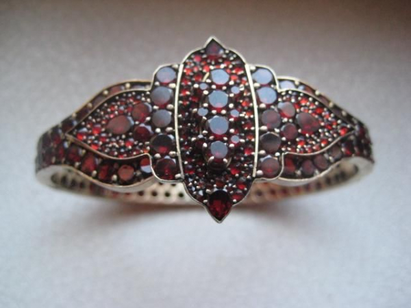 Гранатовый камень: описание с фото, свойства, кому подходит Гранатовый камень: описание с фото, свойства, кому подходит