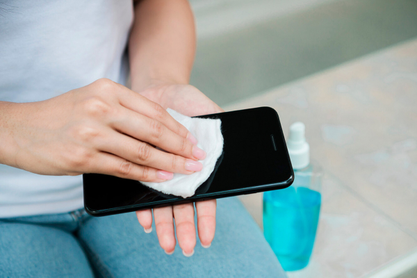 Повредите экран: чем нельзя протирать смартфоны Повредите экран: чем нельзя протирать смартфоны