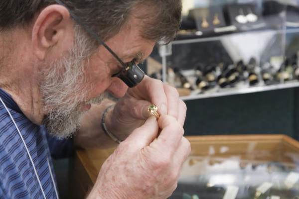 Цирконий и фианит: что дороже, что лучше и чем отличаются Цирконий и фианит: что дороже, что лучше и чем отличаются