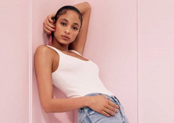 Майка-алкоголичка – актуальный тренд лета 2024 года