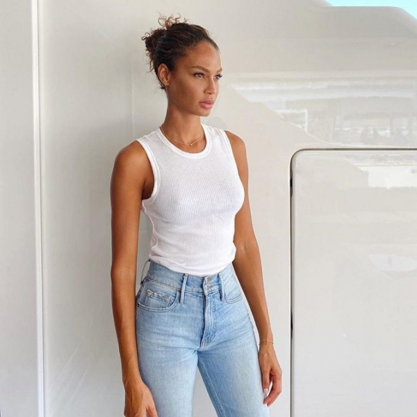 Майка-алкоголичка – актуальный тренд лета 2024 года