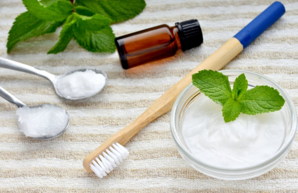 Как американки отбеливают зубы: почему масло лучше, чем привычная паста Как американки отбеливают зубы: почему масло лучше, чем привычная паста