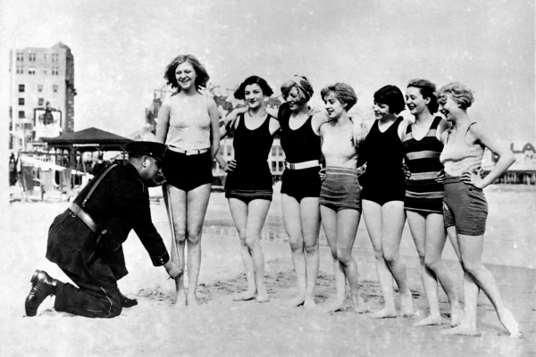 История купальников: за какие могли арестовать? Пляжная полиция и купальные платья История купальников: за какие могли арестовать? Пляжная полиция и купальные платья