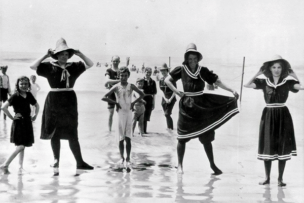 История купальников: за какие могли арестовать? Пляжная полиция и купальные платья История купальников: за какие могли арестовать? Пляжная полиция и купальные платья