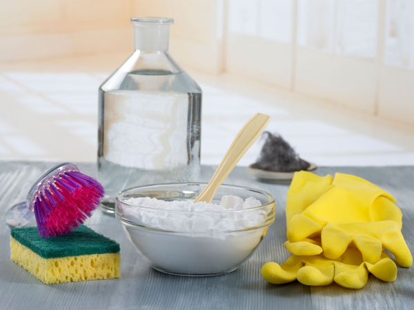 Не помощник: что нельзя отмывать содой на кухне