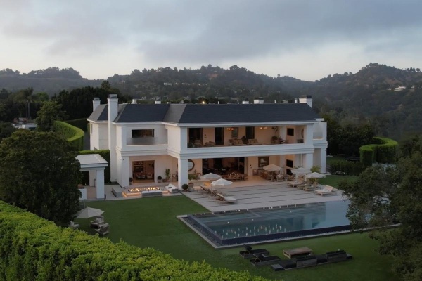 Дженнифер Лопес и Бен Аффлек выставили на продажу особняк в Беверли-Хиллз Дженнифер Лопес и Бен Аффлек выставили на продажу особняк в Беверли-Хиллз