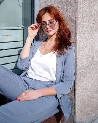 Майка-алкоголичка – актуальный тренд лета 2024 года