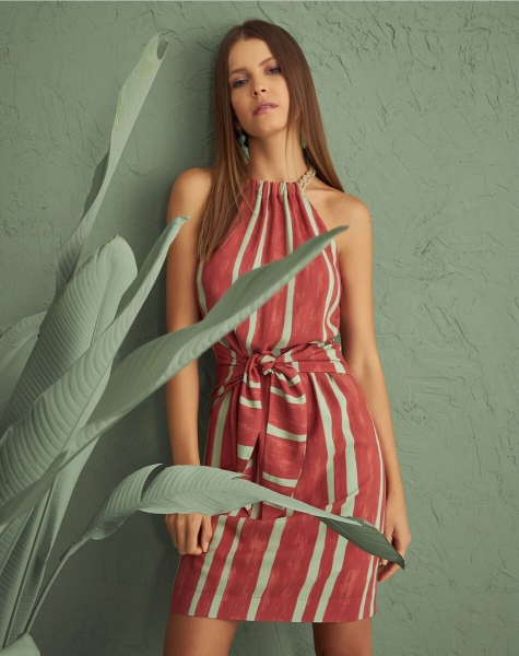 Вертикаль — способ сделать силуэт стройнее. Где её искать? 6 примеров и их варианты. Вертикаль — способ сделать силуэт стройнее. Где её искать? 6 примеров и их варианты.