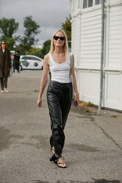 Майка-алкоголичка – актуальный тренд лета 2024 года