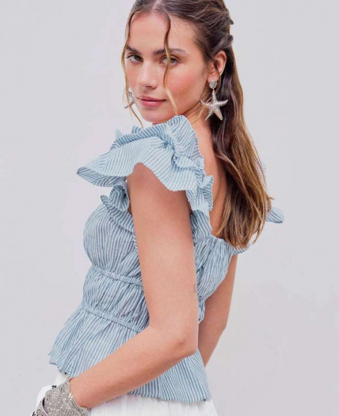 Бандо и воланы: чем заменить белую футболку летом 2024 Бандо и воланы: чем заменить белую футболку летом 2024