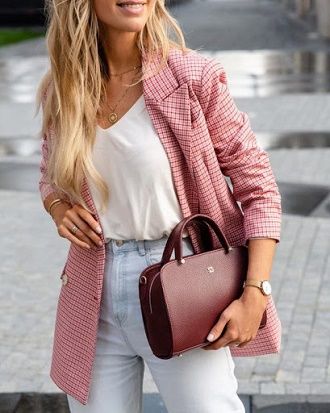 Майка-алкоголичка – актуальный тренд лета 2024 года