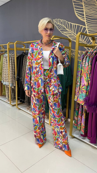 Очень яркие и смелые образы с костюмами в пижамном стиле Очень яркие и смелые образы с костюмами в пижамном стиле