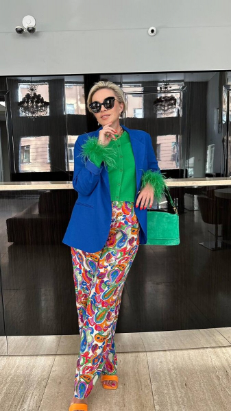 Очень яркие и смелые образы с костюмами в пижамном стиле Очень яркие и смелые образы с костюмами в пижамном стиле