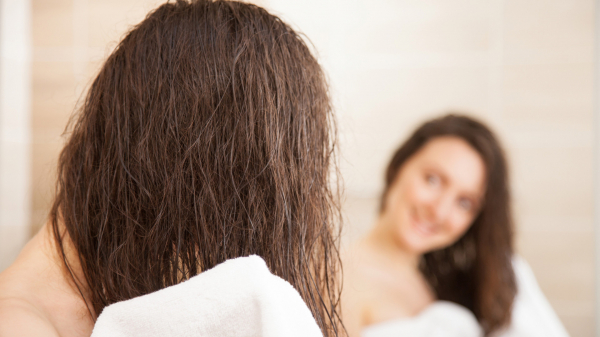 Особенно уязвимы: что нельзя делать с мокрыми волосами Особенно уязвимы: что нельзя делать с мокрыми волосами