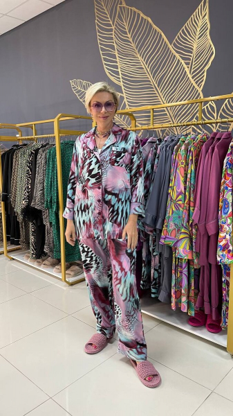 Очень яркие и смелые образы с костюмами в пижамном стиле Очень яркие и смелые образы с костюмами в пижамном стиле