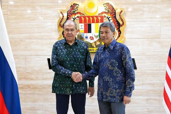 Лавров в рубашке батик провёл встречу с главой МИД и премьер-министром Малайзии Лавров в рубашке батик провёл встречу с главой МИД и премьер-министром Малайзии