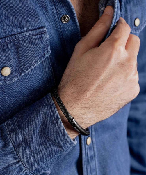 Мачо-футболка и «огурцы»: главные антитренды в мужском стиле лета 2024 Мачо-футболка и «огурцы»: главные антитренды в мужском стиле лета 2024