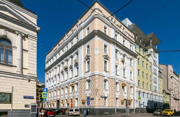 Почему часть ТЦ "Атриум" на Садовом кольце хотят снести, а его владельцы живут и платят налоги в США Почему часть ТЦ "Атриум" на Садовом кольце хотят снести, а его владельцы живут и платят налоги в США