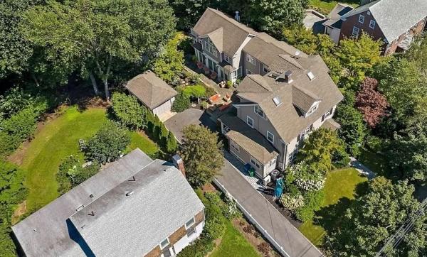 Почему часть ТЦ "Атриум" на Садовом кольце хотят снести, а его владельцы живут и платят налоги в США Почему часть ТЦ "Атриум" на Садовом кольце хотят снести, а его владельцы живут и платят налоги в США