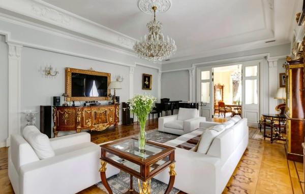 Почему часть ТЦ "Атриум" на Садовом кольце хотят снести, а его владельцы живут и платят налоги в США Почему часть ТЦ "Атриум" на Садовом кольце хотят снести, а его владельцы живут и платят налоги в США