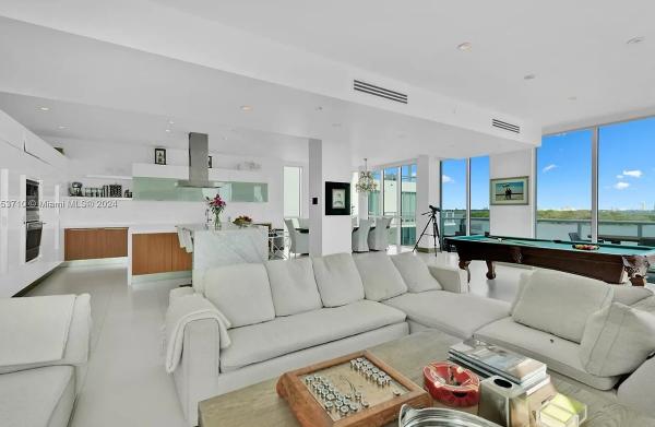 Почему часть ТЦ "Атриум" на Садовом кольце хотят снести, а его владельцы живут и платят налоги в США Почему часть ТЦ "Атриум" на Садовом кольце хотят снести, а его владельцы живут и платят налоги в США