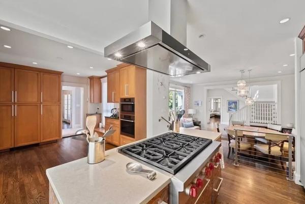 Почему часть ТЦ "Атриум" на Садовом кольце хотят снести, а его владельцы живут и платят налоги в США Почему часть ТЦ "Атриум" на Садовом кольце хотят снести, а его владельцы живут и платят налоги в США