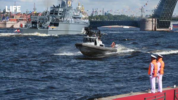 Путин, Белоусов и боевые корабли: Самое важное с военно-морского парада в Петербурге — в объективе Life.ru Путин, Белоусов и боевые корабли: Самое важное с военно-морского парада в Петербурге — в объективе Life.ru