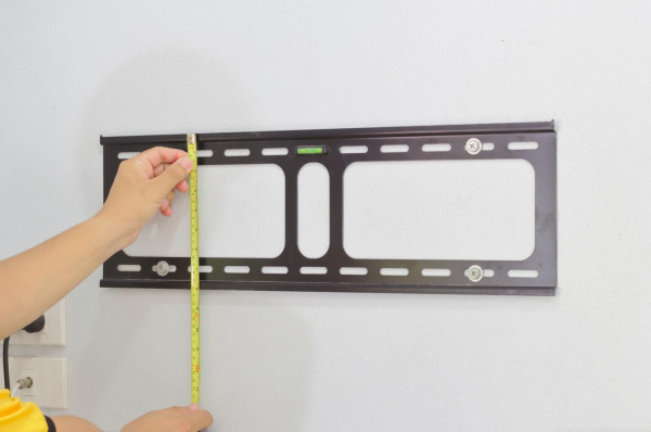 На какой высоте вешать телевизор на стену: правила для разных комнат На какой высоте вешать телевизор на стену: правила для разных комнат