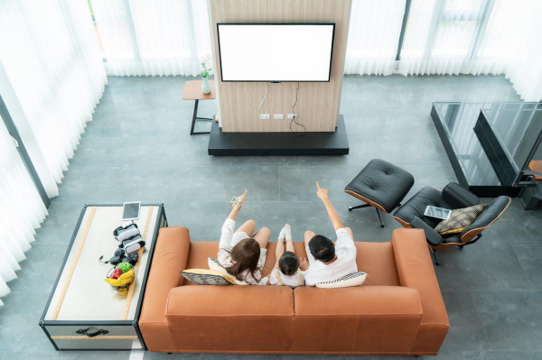 На какой высоте вешать телевизор на стену: правила для разных комнат На какой высоте вешать телевизор на стену: правила для разных комнат