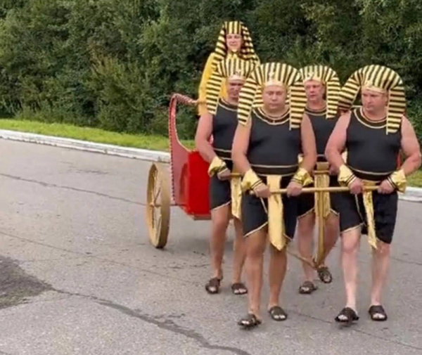 «Египетская сила!»: директор птицефабрики оделся фараоном и запряг «рабов»-подчиненных в колесницу