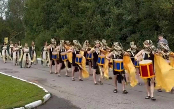 «Египетская сила!»: директор птицефабрики оделся фараоном и запряг «рабов»-подчиненных в колесницу