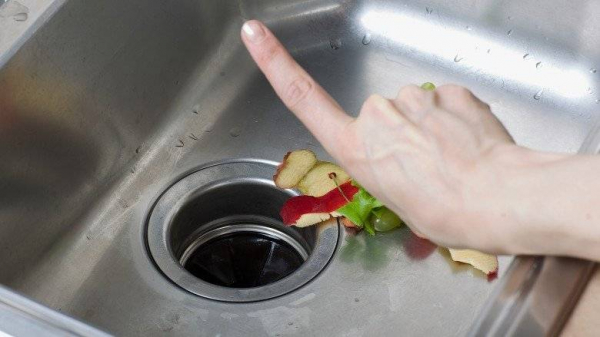 Если не хотите бороться с засорами: какие вещи нельзя смывать в раковину и унитаз Если не хотите бороться с засорами: какие вещи нельзя смывать в раковину и унитаз