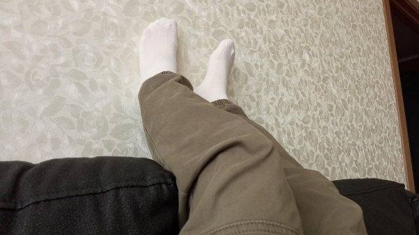 Боль и тяжесть в ногах убираю деревянной скалкой. Боль и тяжесть в ногах убираю деревянной скалкой.